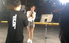 漂亮小姐姐看华晨宇唱歌,现场魅力四溢